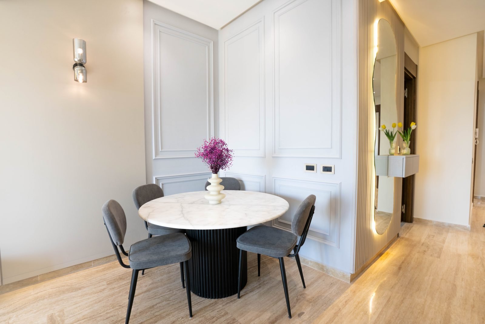 Photographie immobilière — salle à manger dressée, ambiance chaleureuse