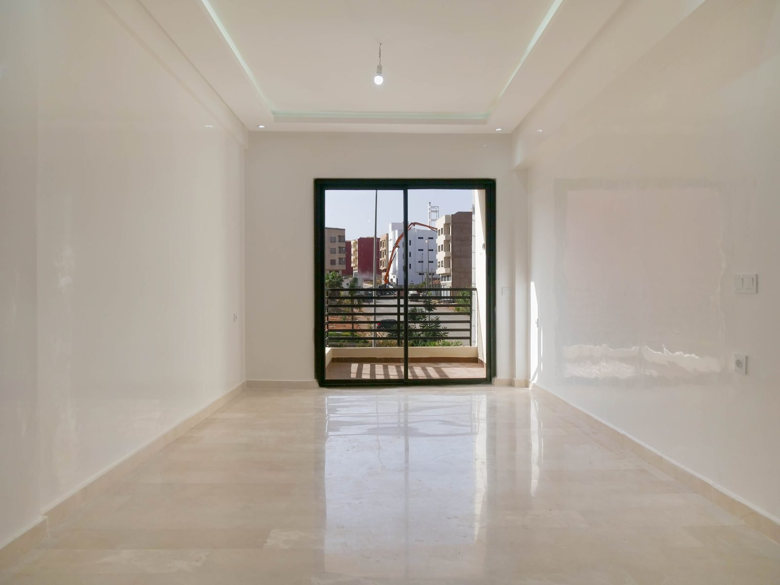 Photographie immobilière — salon avec vue dégagée sur la ville
