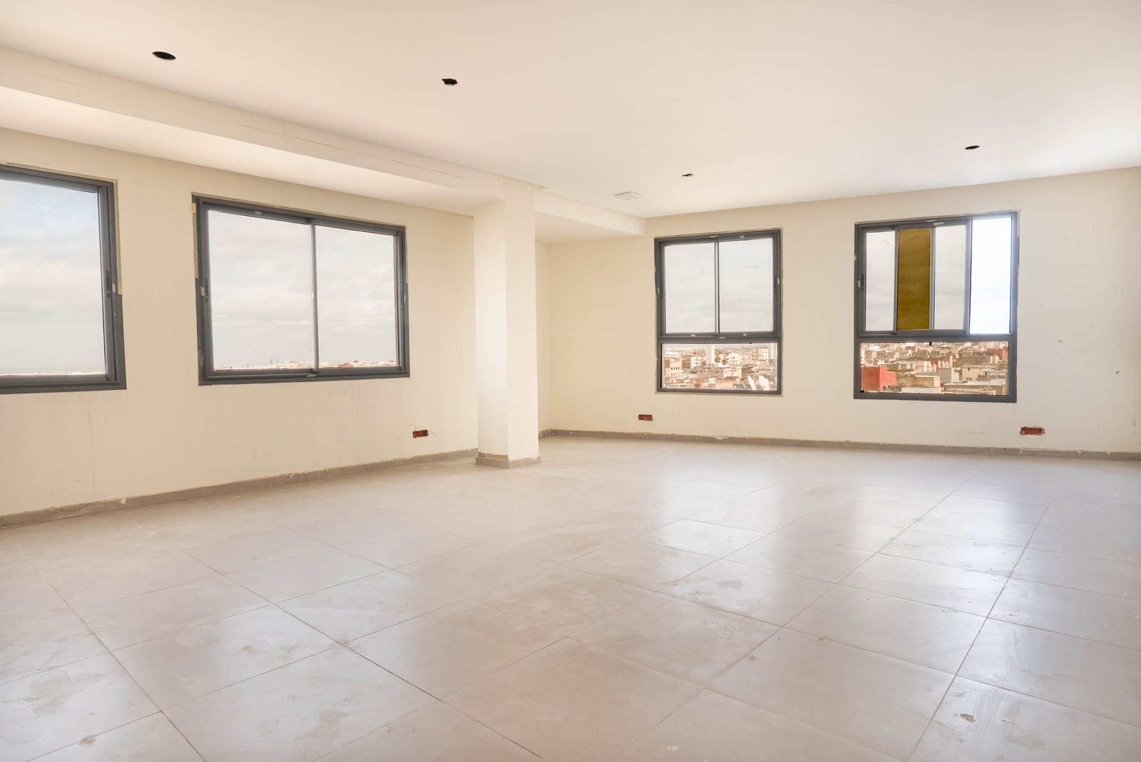 Photographie immobilière — espace bureau lumineux avec vue sur la ville